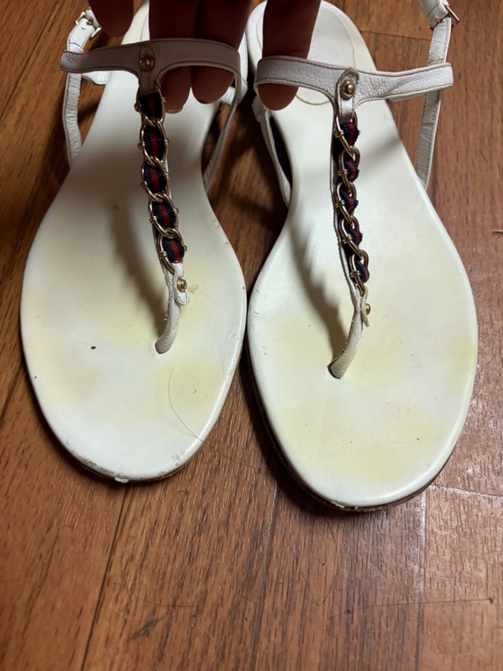 Gucci Ivory T-Strap Sandals with Chain Accent - Picture 5 of 10